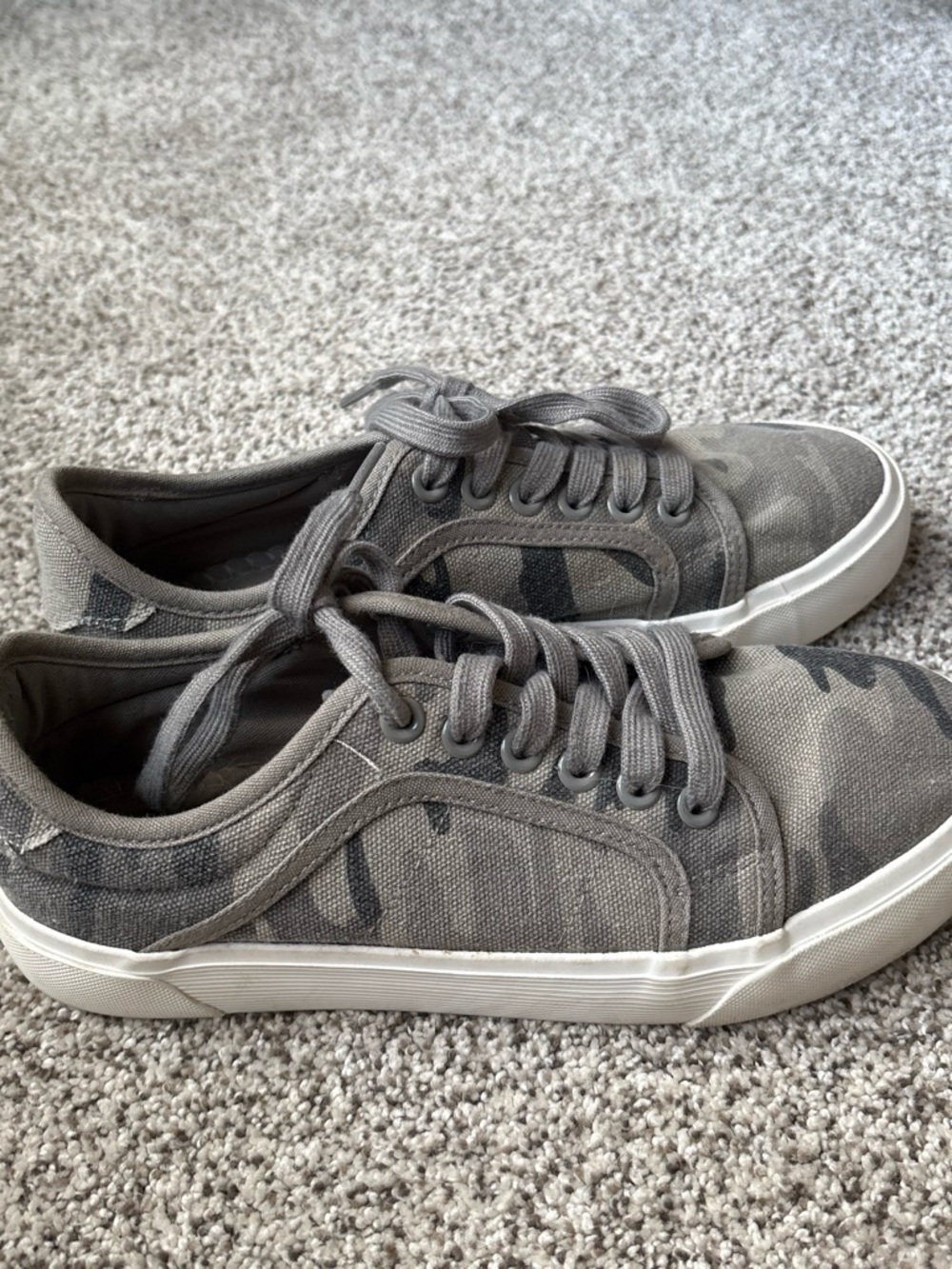 Rocket Dog Women's Gray Camouflage Canvas Sneakers